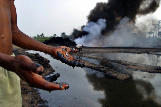 THE OIL SHOW_George Osodi_Photo aus_Oil Rich Niger Delta_2003-2007_23 (c) George Osodi.jpg
