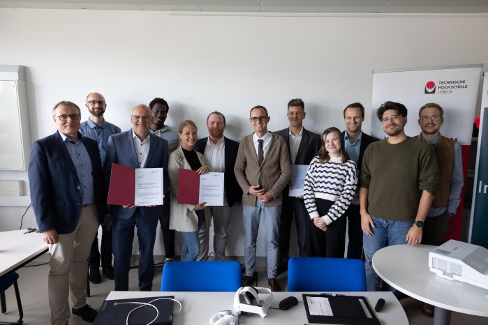 TH-Lübeck-Gruppenfoto-Bescheidübergabe.jpg