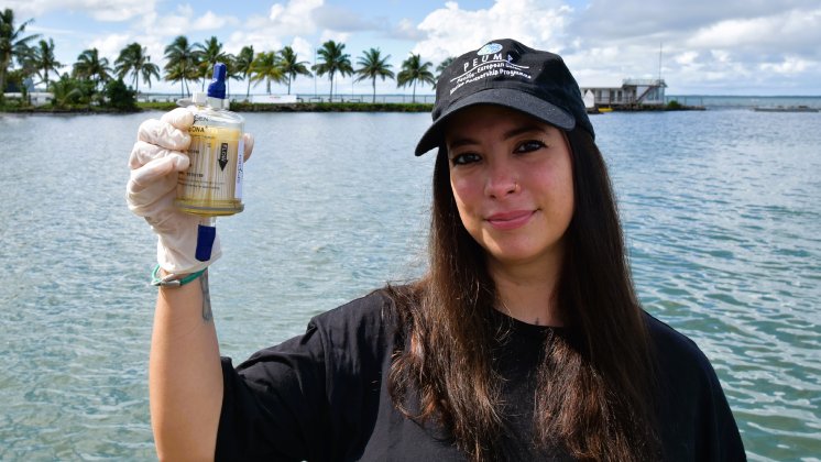 Kerstin Glaus mit einer filtrierten Wasserprobe für die eDNA-Analyse.jpg