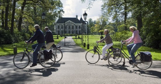 Radfahrer am Schloss Singraven_Denekamp_klein.jpg