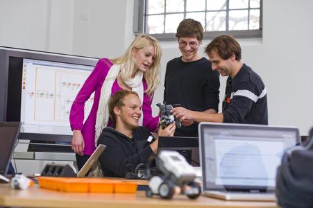 Beim Informationstag der Fakultät Ingenieurwissenschaften und Informatik können Schülerinnen und Schüler einen direkten Eindruck vom Studium gewinnen und Campusluft schnuppern