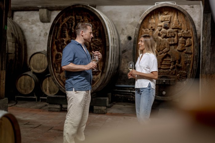 Konstanz-Spitalkellerei-Weinfass-Trinken-Wein-Glas-Paar-01_Copyright_MTK-Leo-Leister.jpg