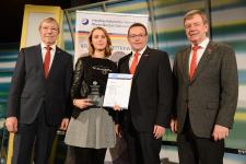 Aus der Hand von Präsident Alois Jöst (links), und den beiden Vizepräsidenten Martin Sättele (rechts) und Klaus Hofmann (2. v. rechts) erhielt Nadine Palm (2. v. links)) die Ausbildungs-Stele 2016 von der Handwerkskammer Mannheim Rhein-Neckar-Odenwald für hervorragende Ausbildungsleistungen / Foto: Thomas Rittelmann, Mannheim