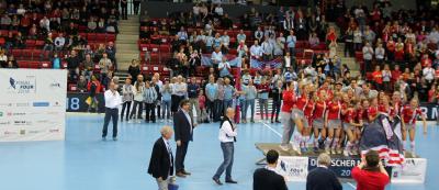 Schon das Damenfinale war an Dramatik kaum zu überbieten. Die Damen vom Düsseldorfer HC sahen zu Beginn der 2. Halbzeit beim Stand von 2:0 schon wie die sicheren Siegerinnen aus. Doch ihre Konkurrentinnen vom Club an der Alster aus Hamburg schafften es, das Spiel zu drehen und zum 2:2 auszugleichen. Die Entscheidung fiel also im sogenannten Penalty-Shootout, in etwa vergleichbar mit dem Elfmeterschießen im Fußball. Hier hatten die Hamburgerinnen das glücklichere Ende für sich. Foto: KLAFS GmbH & Co. KG