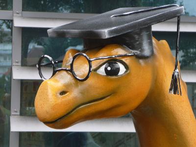Der Bildungsdrache freut sich auf alle Mädchen und Jungen, die zur Kinderuni an die Hochschule Worms kommen / Foto/Hochschule Worms