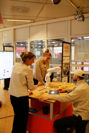 Robostation-TH Lübeck-kleiner.jpg