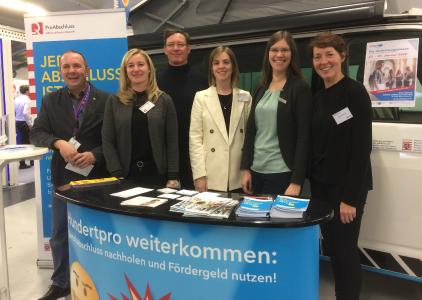 Messestand der Bildungscoaches Mittelhessen auf der Chance in Gießen (v.l.n.r.): Matthias Steckenreuter (VB), Katharina Barth (VB), Alf Kindinger (Weiterbildung Hessen e.V.), Larissa Albohn (GI), Romana Hemmers (MR), Aline Heckmann (WZ) / Foto: Privat
