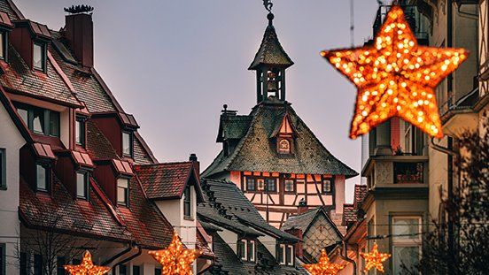 Konstanz_Winter_Weihnachtsbeleuchtung_Schnetztor_Abendstimmung_Innenstadt_03_Winter_Copyrig.jpg