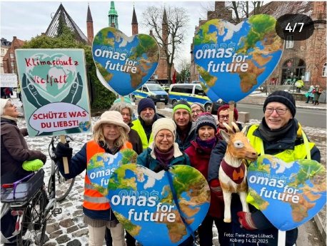 Lübecker Omas in Aktion 2_Omas for Future.jpg