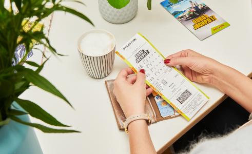 Eine WestLotto-Spielquittung bei der Lotterie Eurojackpot kann einen Wert von bis zu 90 Millionen Euro haben: Überwältigt von dem Gewinn und aufgewühlt von den letzten Tagen, meldete sich am Montag der 90-Millionen-Gewinner von der Ziehung am 15. Januar bei der WestLotto-Zentrale in Münster. Eins war sofort klar: Bodenständig will die Person bleiben. Eben typisch ostwestfälisch. (c) Schlag und Roy
