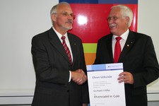 Mit der Goldenen Ehrennadel der Kammer zeichnete Präsident Walter Tschischka (links) den Vizepräsidenten der Kammer, Gerhard Höfler (rechts), aus