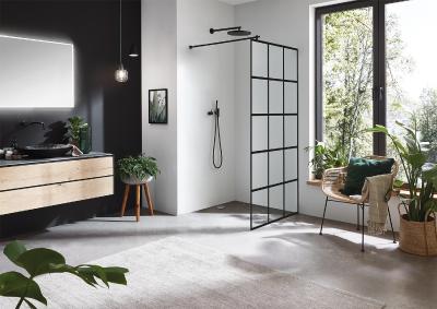 Die Inloop Black Square Glasdusche überzeugt mit ihrem geradlinigen Design: Keramischer Siebdruck in Schwarz auf Duschglas in Verbindung mit schwarzen Beschlägen.