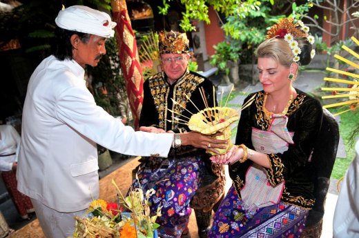 Balinesische_Hochzeitszeremonie.jpg