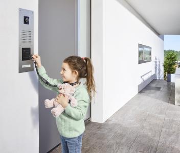Berührungslose Türöffner sind ideal für Kinder und alle anderen, denen es schwerfällt oder zu lange dauert, einen Schlüssel ins Schloss zu stecken, © S. Siedle & Söhne