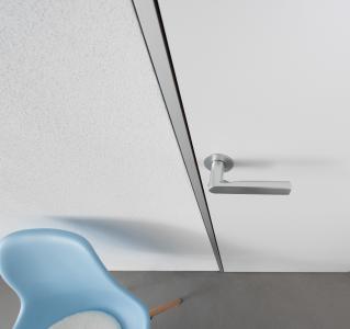 Die Türelemente sind bandseitig oder bandgegenseitig flächenbündig, bei gleicher Ansichtsbreite der Aluminium-zargen. Die Türen öffnen nach außen in den Flur, oder nach innen in den Raum