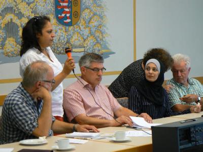 Hört sich die Sorgen und Nöte der Flüchtlinge und der ehrenamtlichen Helfer an: Landrat Manfred Görig / Foto: Sabine Galle-Schäfer/Vogelsbergkreis