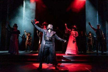Vikrant Subramanian als Sweeney Todd im gleichnamigen Musical / (c) Tom Schulze/ Oper Leipzig