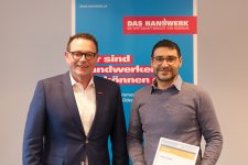 Levent Özcelik (rechts im Bild) wurde in der Kategorie „Gründer*in / Übernahme“ zur Persönlichkeit im Handwerk gewählt. Kammerpräsident Klaus Hofmann gratulierte dem Gewinner zu dieser Anerkennung für seine Arbeit und seinen Betrieb, der Huber Bau GmbH in Eppelheim / Foto:    Handwerkskammer