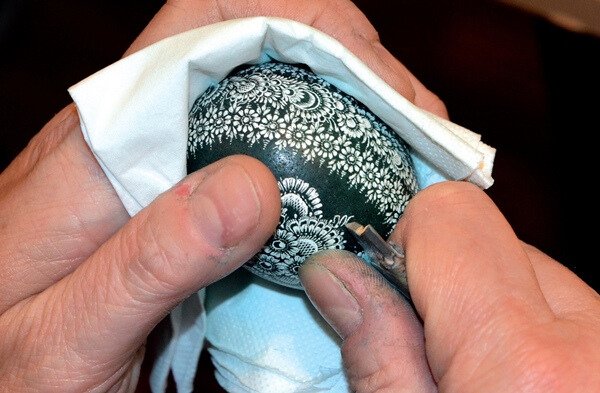 Osterei wird gekratzt © SHOS _ OSLM.jpg