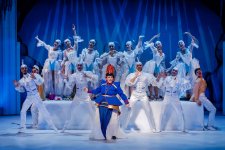 Sabine Töpfer mit Ensemble in der Winterrevue © Kirsten Nijhof