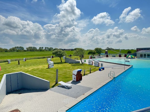 dornumersiel-meerwasserfreibad-liegeweise.jpeg