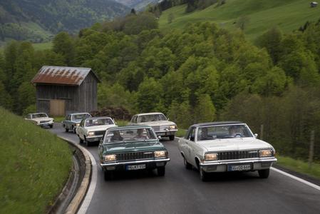 Fünf auf einen Streich: Die Opel KAD-Modelle, verfolgt von einem Opel Commodore, auf großer Fahrt bei der Bodensee Klassik 2015 © GM Company
