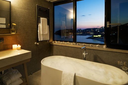 ALH_HotelExcelsiorDubrovnik_Deluxe_Suite_Tower_bathroom_night.jpg