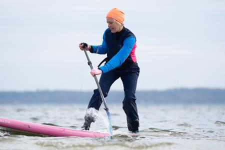 Die Folgen erscheinen jeden Monat neu. Den Start macht Tanja Miranda (Bild) mit dem Thema Winter-SUP. Bild: www.ostsee-schleswig-holstein.de