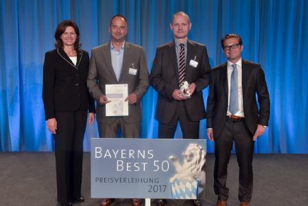 So sehen Sieger aus Bernd Bayerköhler (Mitte links) und Christoph Blaß (Mitte rechts) bei der Preisverleihung zu BAYERNS BEST 50 © Fotostudio Heuser