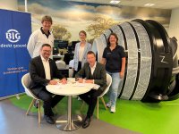 Markus Bäumer (vorn links), stellvertretender Vorstandsvorsitzender der BIG, und Martin Diek (vorn rechts), Geschäftsführer Bonifatius Hospital Lingen, unterzeichneten die Verträge im Beisein von Prof. (UCPY) Dr. (PY) Peter Douglas Klassen, der Referentin der Geschäftsführung, Christin Mäsker (Mitte), sowie Case Managerin Edelgard Klassen. Rechts auf dem Foto das ZAP-X.