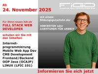 Ein junger Mann mit rotem Haar, Brille und grünem Pullover steht freundlich lächelnd vor einem zweigeteilten grauen Hintergrund. Links im Bild sind Informationen zur Weiterbildung 