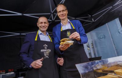 Im Einsatz: Opel CEO Michael Lohscheller (rechts) und Opel Deutschland-Chef Jürgen Keller (links) am Grill bei Auto Jacob in Rüsselsheim