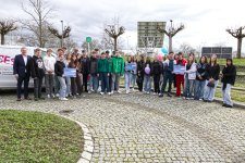 Die Siegerinnen und Sieger beim Wettbewerb „Das Handwerk für Deine Klassenkassen“ der Handwerkskammer Mannheim Rhein-Neckar-Odenwald kommen aus der Waldschule Mannheim, der Integrierten Gesamtschule Ernst Bloch Ludwigshafen und der Heinrich-Böll-Schule in Fürth. Kammerpräsident Klaus Hofmann (links) freute sich über die Scheckvergaben am Freitag in der Bildungsakademie der Handwerkskammer. Foto: Handwerkskammer