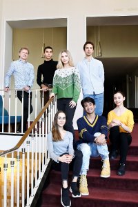 V.l.n.r. oben: Mario Schröder, Direktor und Chefchoreograf des Leipziger Balletts, mit Andrea Carino, Evelina Andersson, Facundo Luqui. V.l.n.r. unten: Caetana Silva Dias, Marcelino Libao, Kalina Petkova. Ebenfalls neu engagiert im Leipziger Ballett und noch nicht im Bild ist Pedro Luz. Unten finden Sie weitere Informationen und die Viten der »Neuen«
