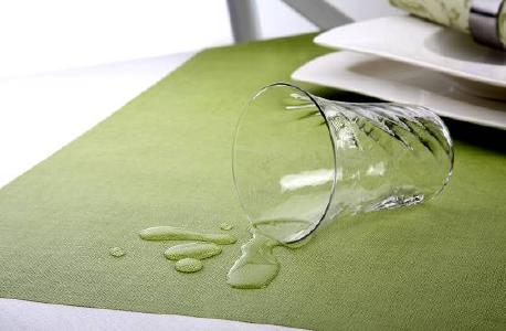 Mit seiner Linie "Royal Collection plus" bietet Papstar Tischdecken, Mitteldecken und Tischsets aus Tissue beschichtet mit Bio-Kunststoff an; die Tischwäsche ist somit kompostierbar. Die elegante, unifarbene Table-Top-Serie ist weich wie Stoff, dabei reißfest, abwischbar und wasserdicht. Die Biobeschichtung macht sie einzigartig auf dem Markt