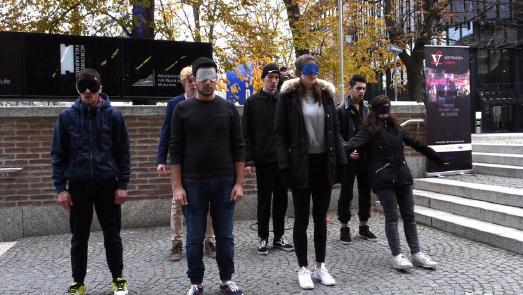Vier deutsche und fünf syrische Schüler aus München inszenierten Vertrauen