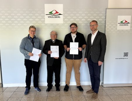 LandratDr.JensMischak_NiclasRajewski_PfarrerJozefMadloch_BeatriceAnlauff.jpg