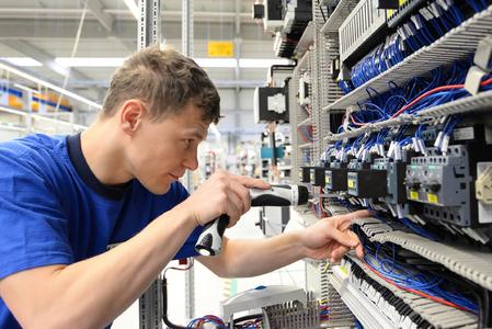 Noch nie haben in Deutschland in den technischen Berufen so viele Fachkräfte gefehlt wie heute. Deutschlands größte Technikerschule geht jetzt im engen Schulterschluss mit der Wirtschaft neue Wege, um gegen den Mangel zu kämpfen / Foto: obx-news/Fotolia