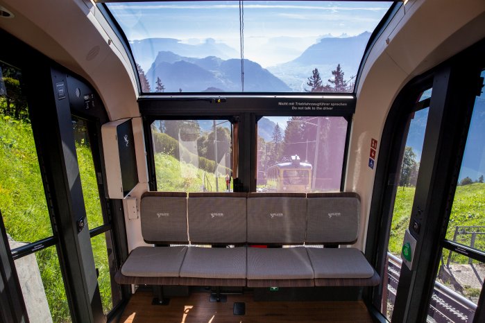 Pilatus_Zahnradbahn_innen_amsigen.jpg