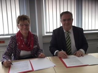 Corinna Burkhardt und Jens Berghold bei der Unterzeichnung der Kooperationsvereinbarung