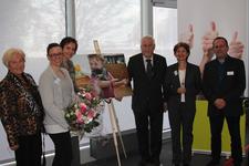 Gemeinsam mit dem Porträt von Marko Duric (von links): Dr. Gabriele Weber (Bunter Kreis Duisburg, Vorsitzende) Erste Vorsitzende, Sarah Duric, Veronika Breer (Bunter Kreis Duisburg), Novitas BKK-Vorstand Reiner Geisler, Dr. Sassa von Roehl (Bunter Kreis Duisburg) und Ditmar Schädel (Universität Duisburg-Essen)