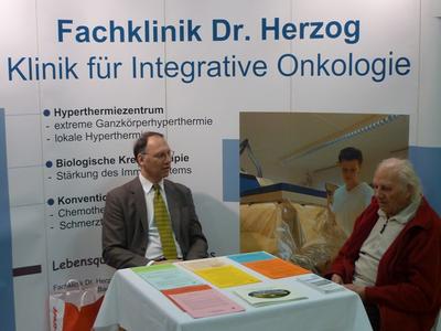 Aussteller beraten interessierte Besucher