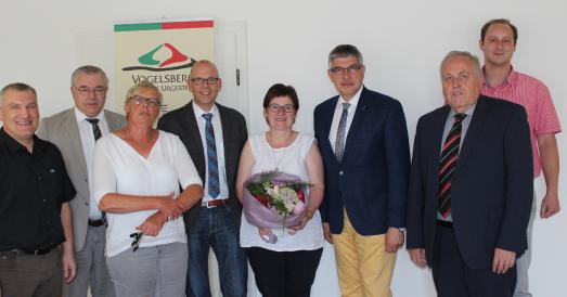 Großer Bahnhof für Heike Bohl: Zum 40-jährigen Dienstjubiläum gratulieren Personalratsvorsitzender Peter Sukdolak, Rechtsamtsleiter Dr. Arno Wettlaufer, Frauenbeauftragte Conny Hentz-Döring, Hauptamtsleiter Ulrich Schäfer, Landrat Manfred Görig, Kreistagsvorsitzender Dr. Hans Heuser und Mitarbeiter Oliver Sander / Foto: Sabine Galle-Schäfer/Vogelsbergkreis