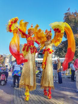 Stelzenläufer Sonnenstrahlen(c)LevendTheater.jpeg