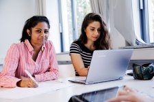 In digitalen Selbstlernkursen können die Interessierten Grundkenntnisse in Informatik und Mathematik wiederholen und erweitern. Copyright TH Lübeck: TH-Lübeck-ISy-Sprachkurse