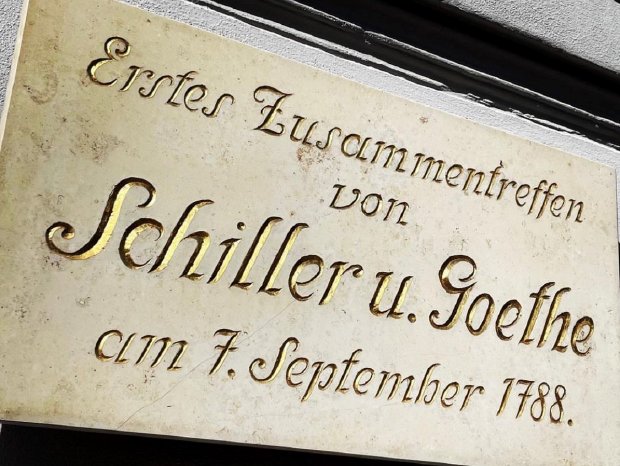 Bild-Erstbegegnung Goethe-Schiller-Tafel am Haus.jpg
