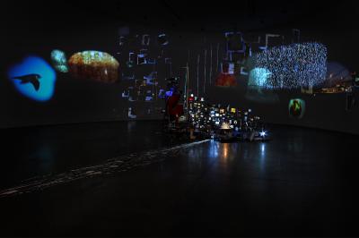 Sarah Sze, »Flash Point (Timekeeper)«, 2018, Mixed Media Installation, Holz, Edelstahl, Videoprojektoren, Acryl, Archiv-Pigmentdrucke, Keramik und Klebeband
© Sarah Sze