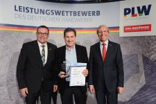 Aus der Hand von Präsident Alois Jöst (rechts) und Vizepräsidenten Klaus Hofmann (links) erhielt Karl Breer (mitte) die Ausbildungs-Stele 2017 von der Handwerkskammer Mannheim Rhein-Neckar-Odenwald für hervorragende Ausbildungsleistungen / Foto: Thomas Rittelmann, Mannheim