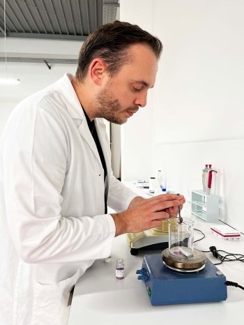 3_Dominick_Hoffmann_makes_a_preparation_with_an_exotic_powder_extract.jpg