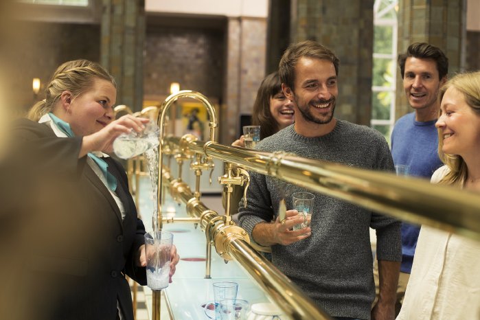 Gruppe Heilwassertasting (c) Bayer. Staatsbad Bad Kissingen GmbH_Foto Ingo Peters.jpg